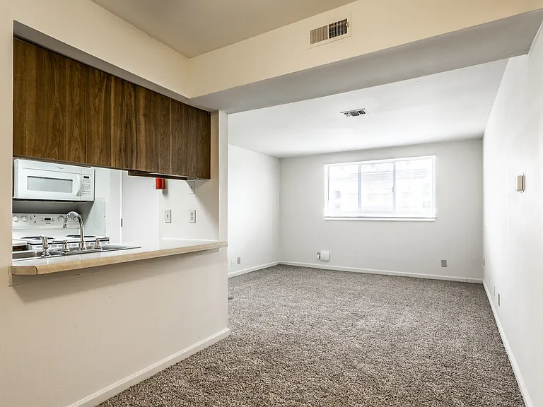 Bay Pointe Apartments — Photo 11
