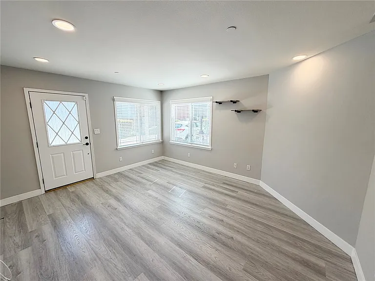 1124 S Mayflower Ave — Photo 3