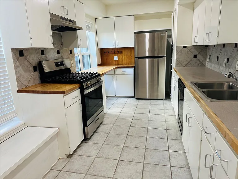 2309 Sheridan St — Photo 10