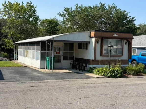 1237 Central St Trailer 21, Leominster, MA 01453