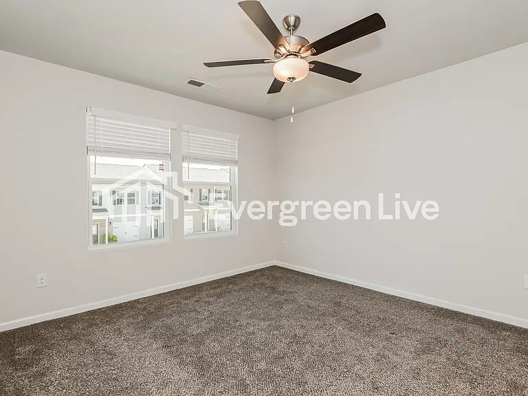 112 Village Green Dr — Photo 6