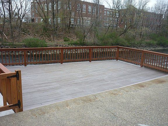 Deck, rand riverwalk in the background