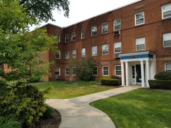 13785 Cedar Rd, Cleveland, OH 44118