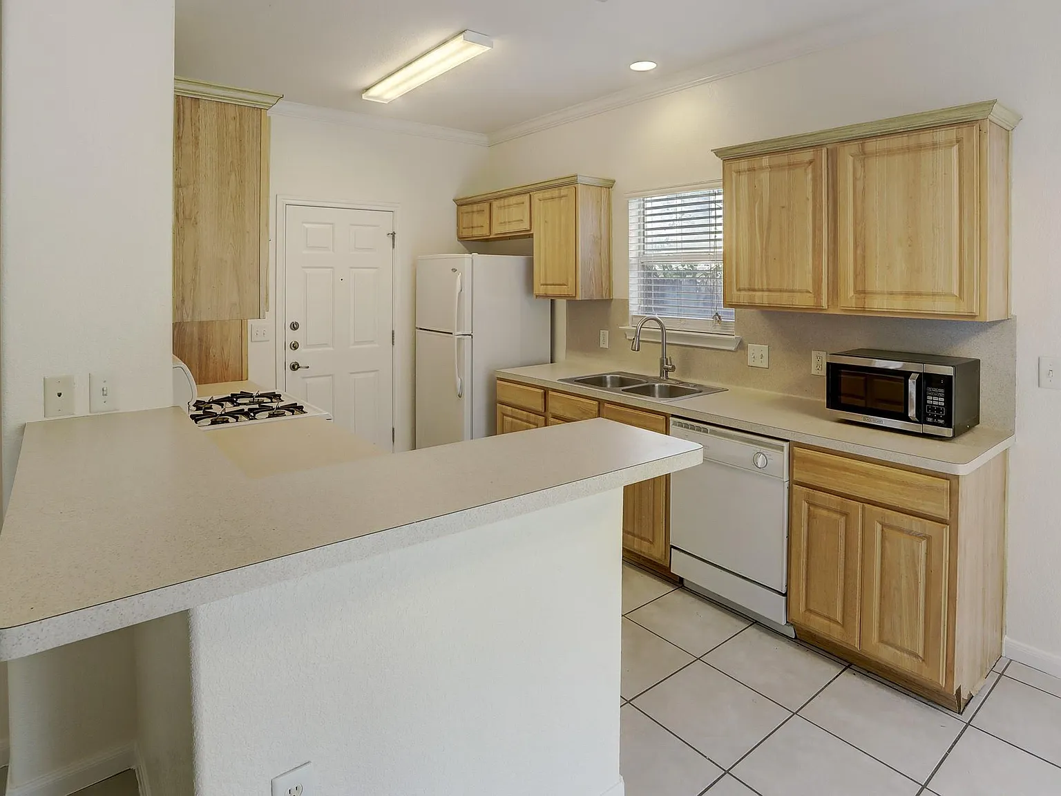3 bed, 2.5 bath, 1700 sqft, $2,050 — Photo 4
