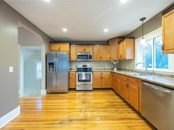 3rd image of 200 Woodward Ave