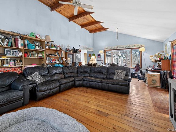 4th image of 48 Chardavoyne Road