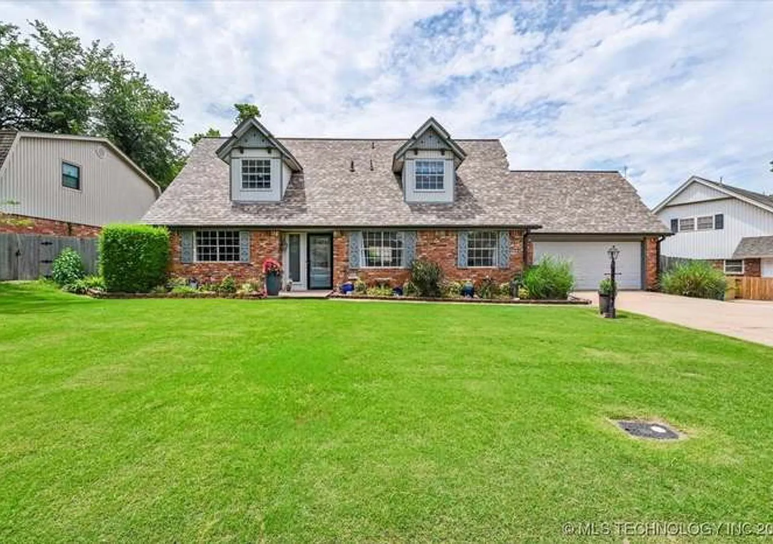 Discover this beautiful 4 bedroom, 2 bath home nested in the heart of Tulsa! — Photo 1