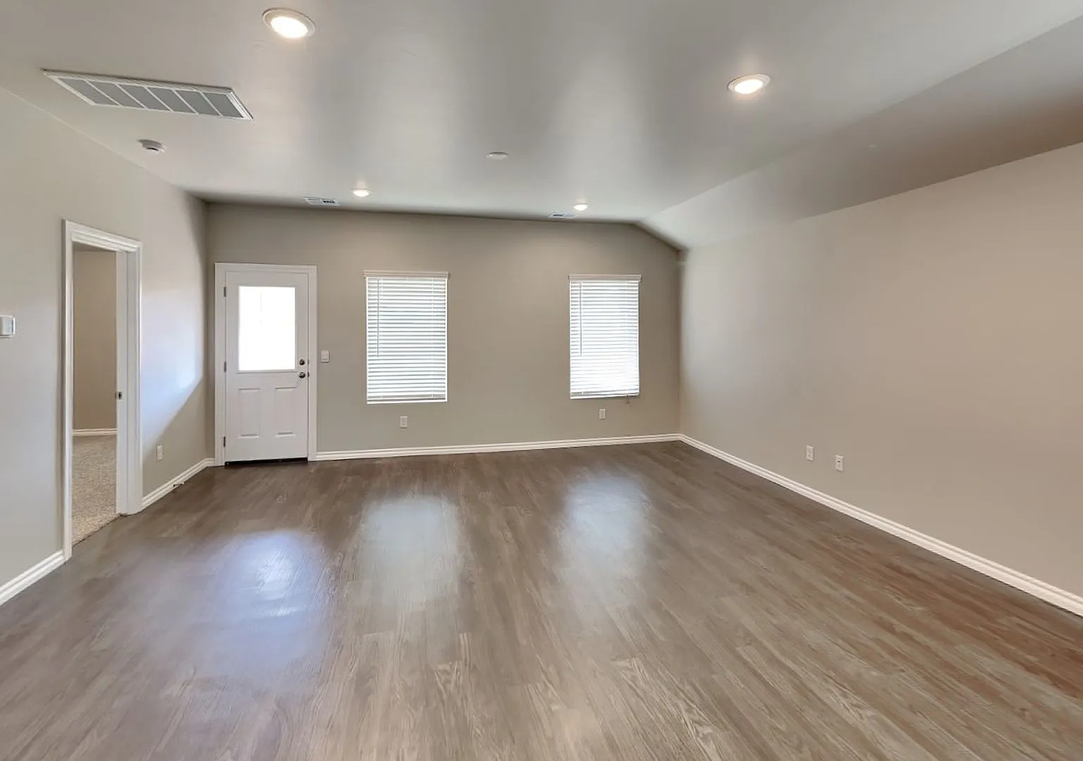 Very Nice 4 Bedroom 2 Bath Home in Yukon Schools — Photo 4