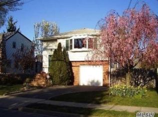 104 Kuhl Ave, Hicksville, NY 11801