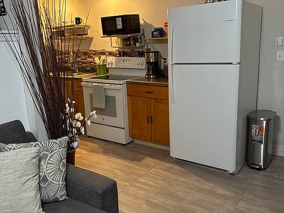 2nd image of 801 Goldcoast Dr #1