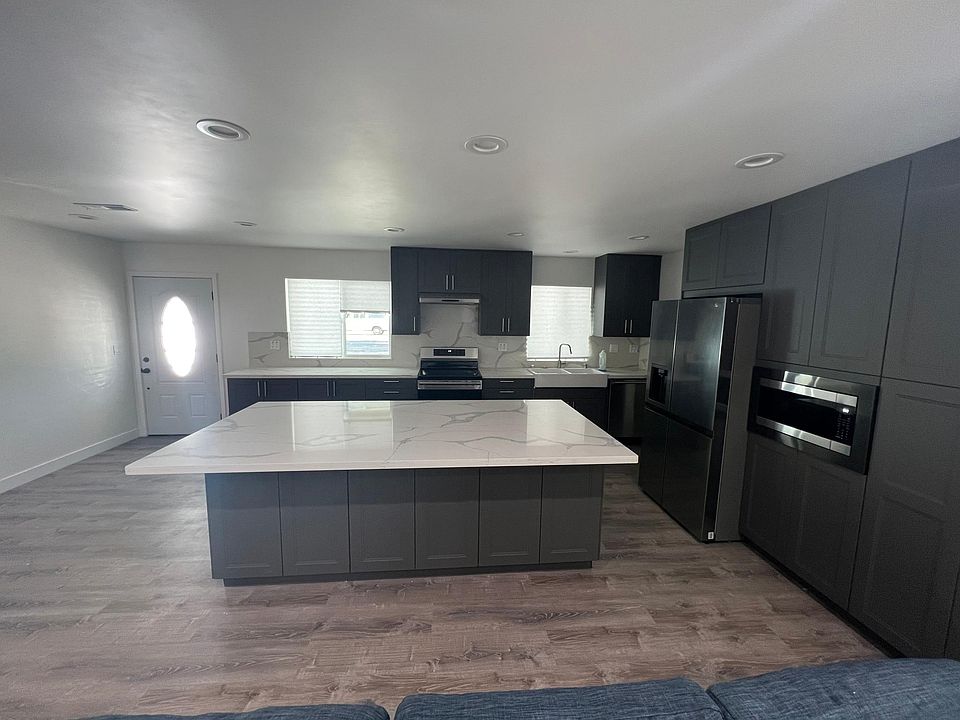 1st image of 2734 Moorpark Ave