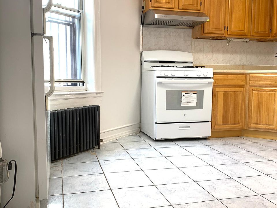 1st image of 2220 E 15th St Floor 2