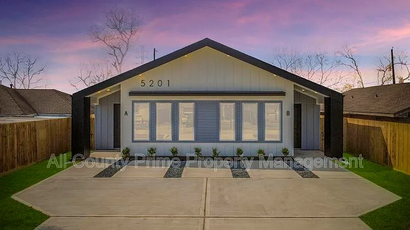 3 bed, 2.0 bath, 1300 sqft, $1,800 — Photo 2