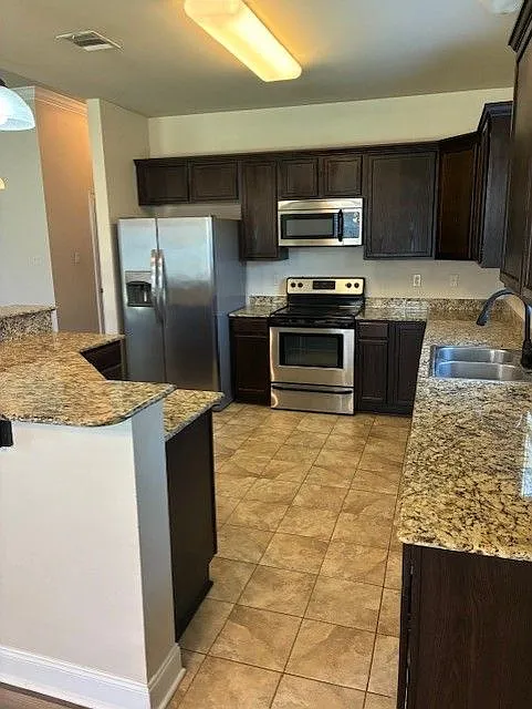 3 bed, 2.0 bath, 1620 sqft, $1,795 — Photo 3