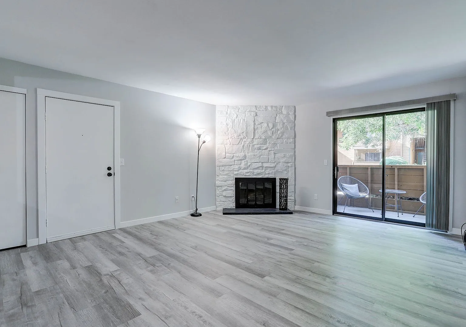 Evolve Real Estate: Like New, Completely Remodeled Large 1 Bedroom with Assigned Parking! — Photo 4