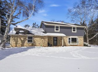 10726 Crestview DRIVE, Cedarburg, WI 53012