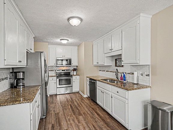 3rd image of 2805 Franzia Dr