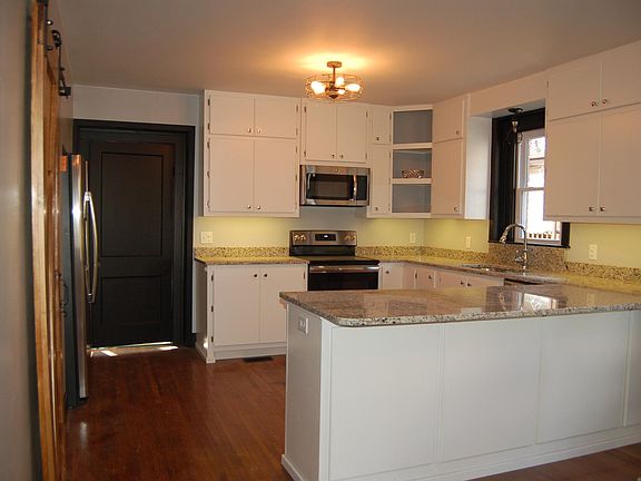 Newer custom kitchen w/granite countertops