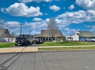 5 Towpath Rd, Levittown, PA 19056