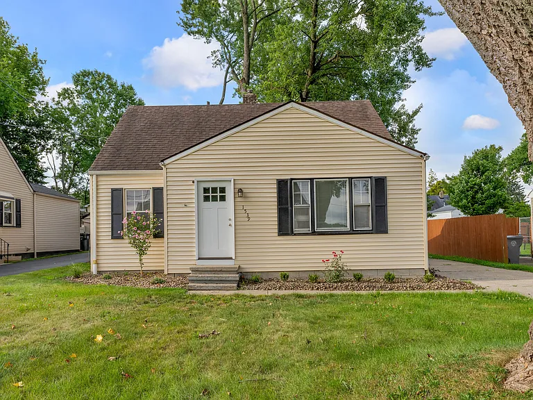 1539 Weston Ave — Photo 2