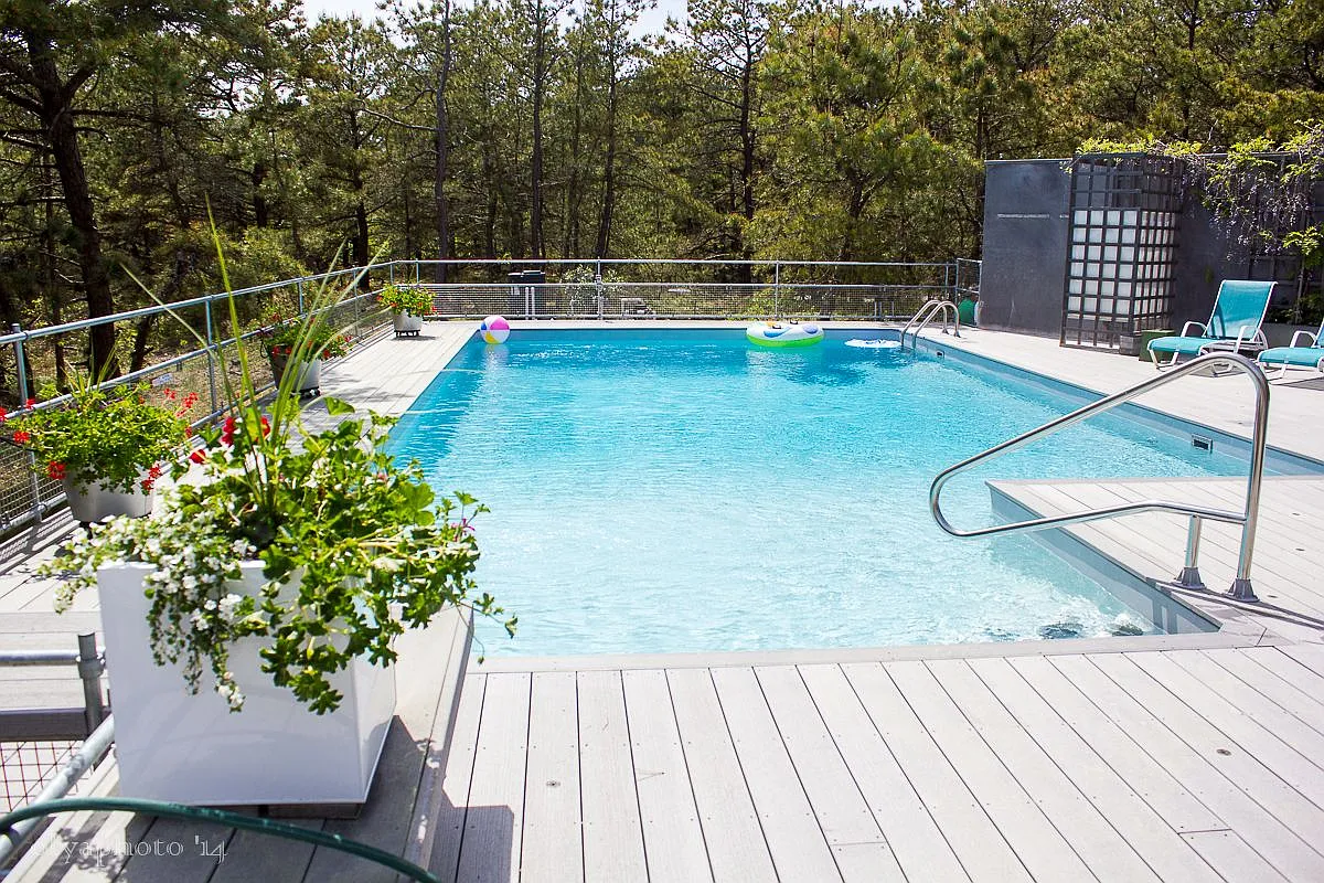 4 bed, 3.0 bath, 3000 sqft — Photo 1
