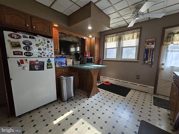 4th image of 829 W Water St