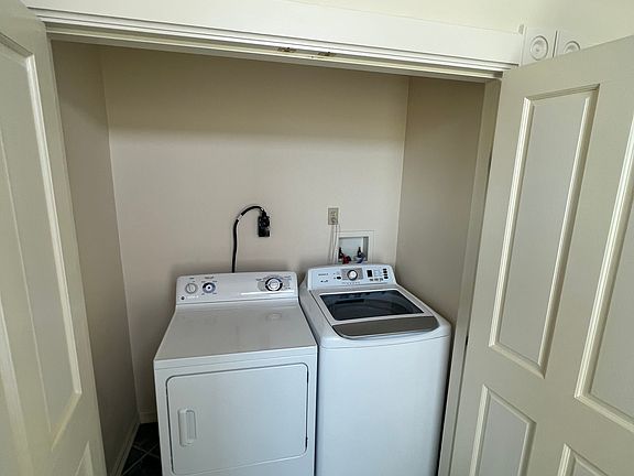 4th image of 400 Main St #400