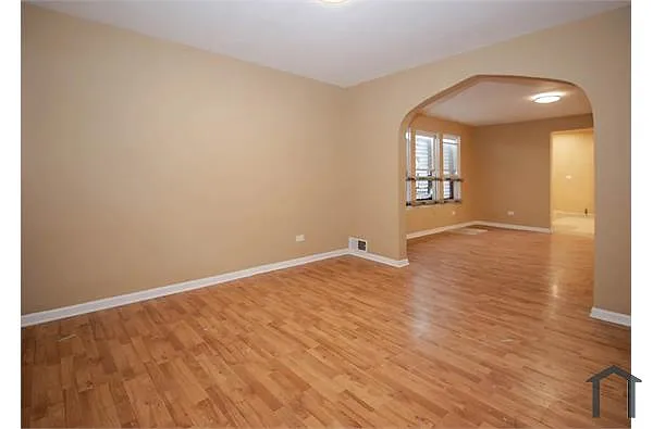 Building Photo - 5001 W Chicago Ave #2