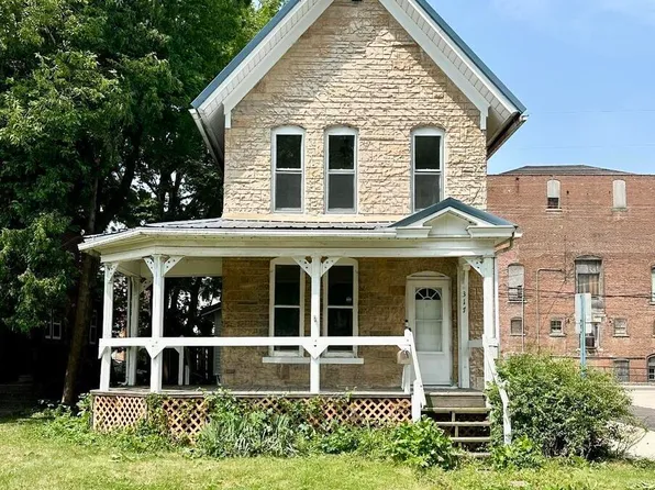 317 3rd St, Savanna, IL 61074