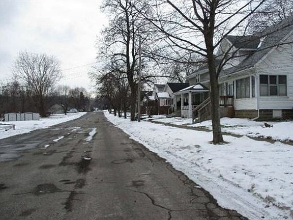 5th image of 800 S Park St