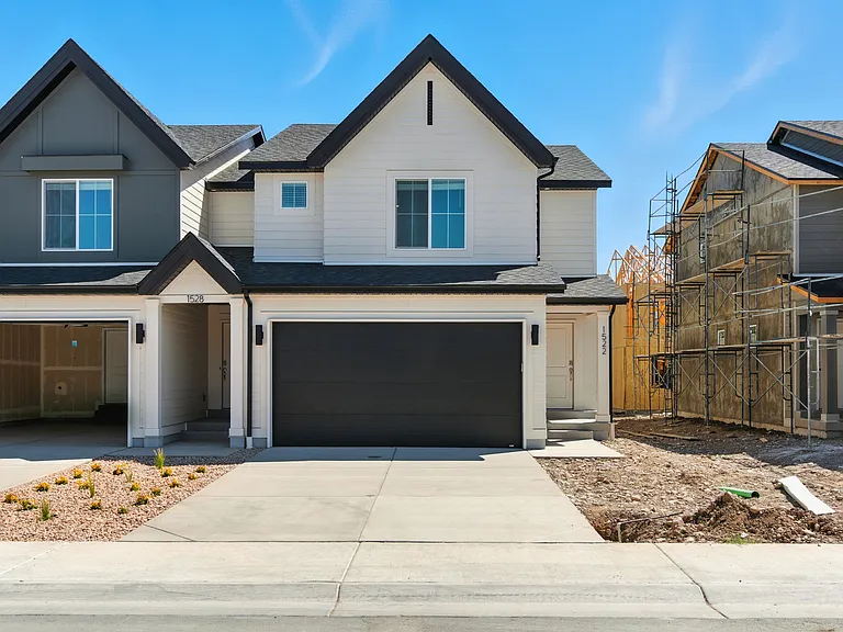 End Unit! Club house and pool very close walking distance