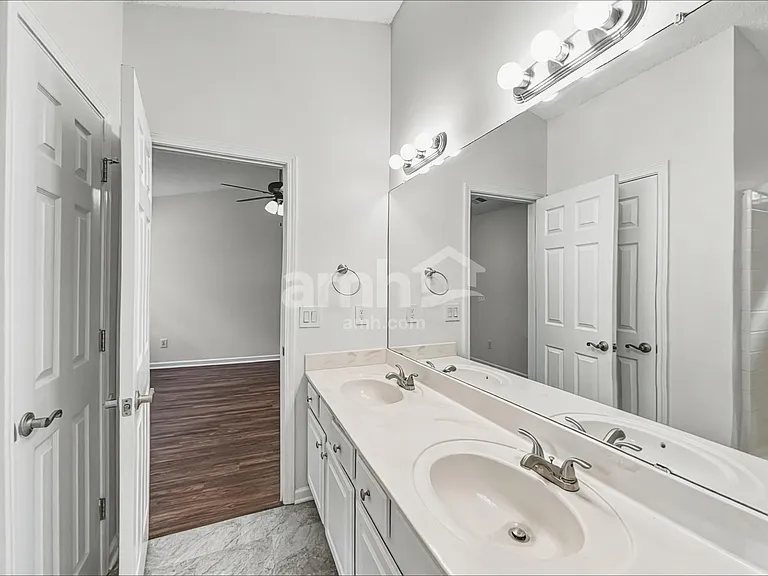 8836 Laurel Run Dr — Photo 10