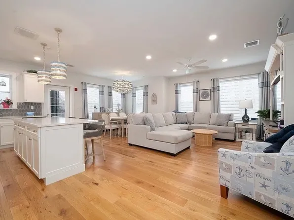 50 Coppersmith Way #302, Canton, MA 02021