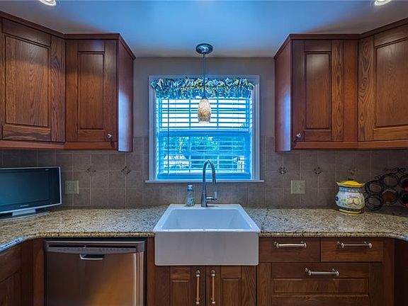 4th image of 233 Carnation Ct E