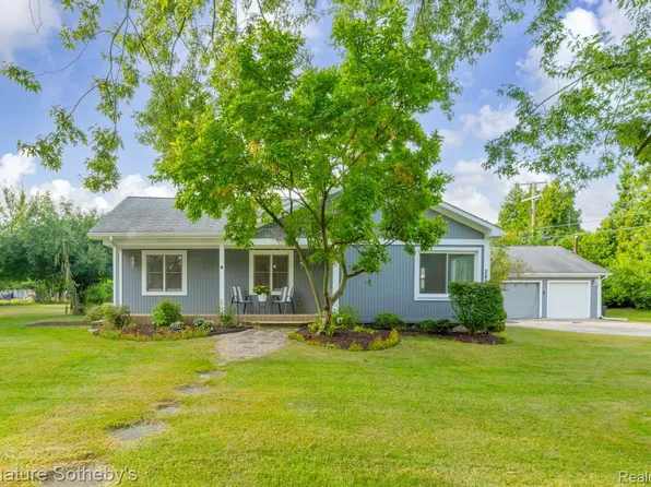 2881 Stennett St, Keego Harbor, MI 48320