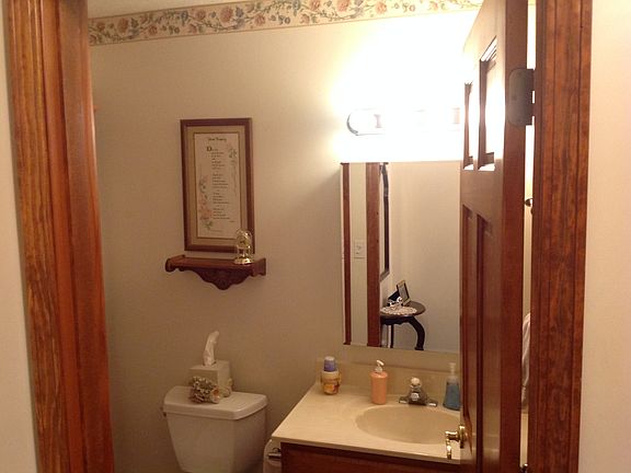 2nd floor full bath.