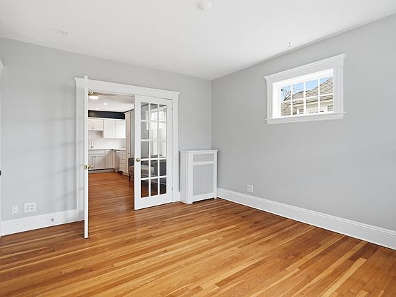 4th image of 15 Adelaide St #4