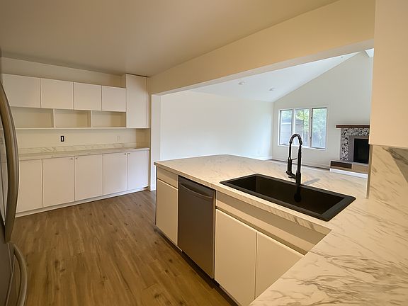 3rd image of 8707 Holly Dr