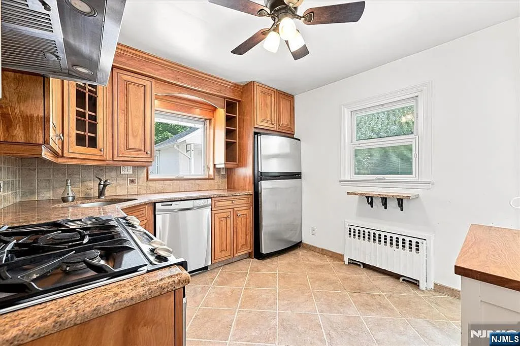 3 bed, 2.0 bath, $4,250 — Photo 3