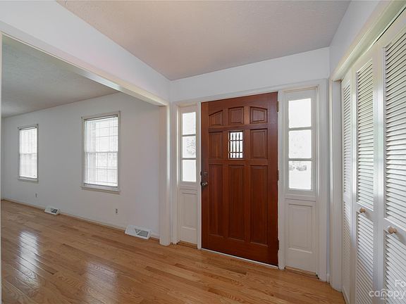4th image of 905 Sarratt Dr