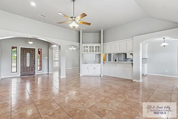3 bed, 2.0 bath, 1982 sqft, $2,000 — Photo 2