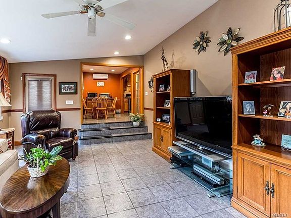 4th image of 69 Woodbine Dr N