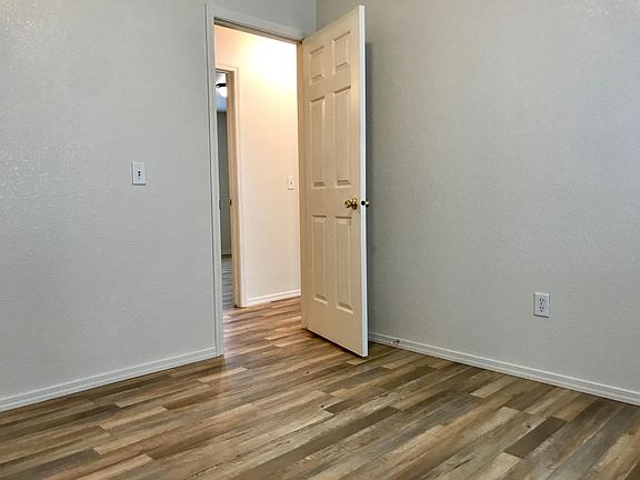 5th image of 2631 Stratford Ln