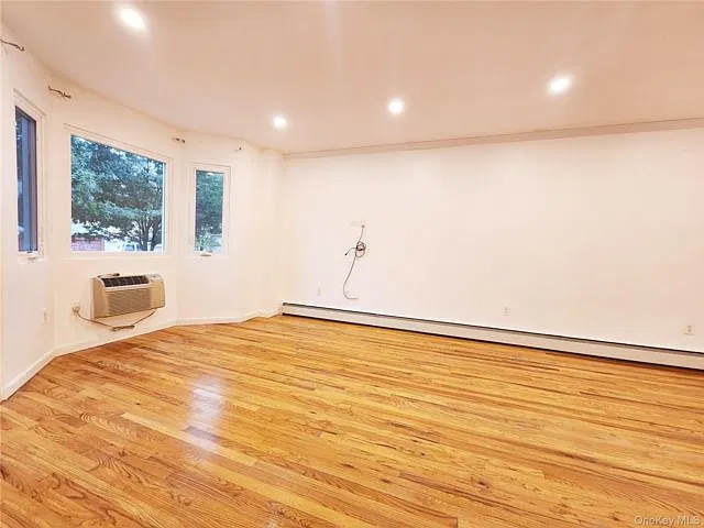 3 bed, 2.0 bath, 1040 sqft, $3,400 — Photo 4