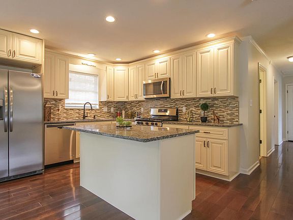 3rd image of 501 Periwinkle Ln