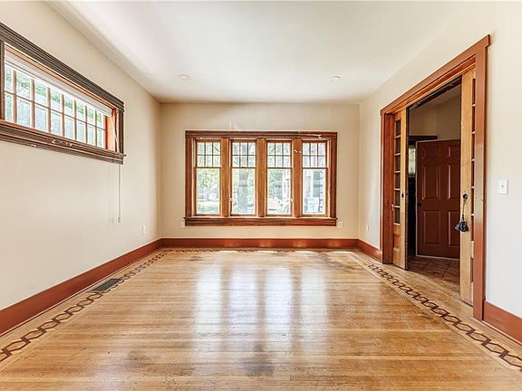 4th image of 268 Lyndhurst St