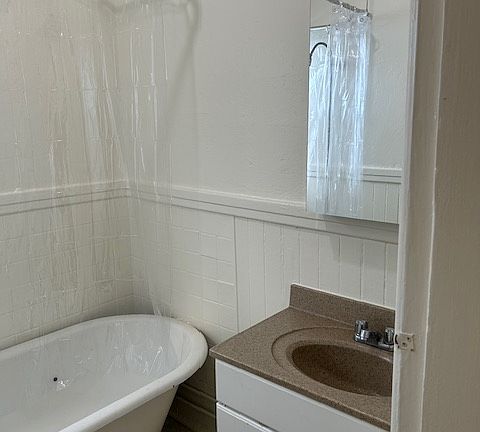 5th image of 300 Carl St Unit B