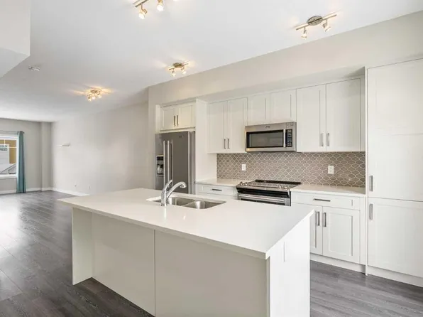 524 SE Canals Xing SW, Airdrie, AB T4B 4L3
