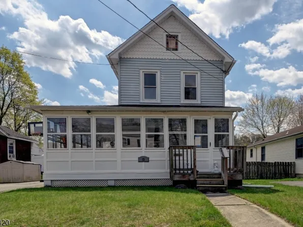 13 Orchard St, Bloomingdale Boro, NJ 07403