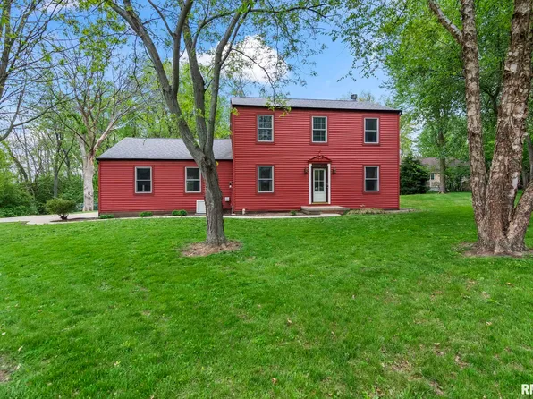 38 Wedgewood Ln, Girard, IL 62640